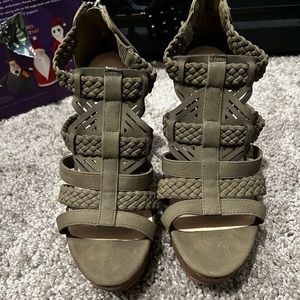 Army green wedges 💚